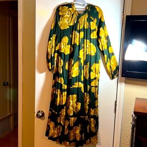 Mid calf floral dress with pockets, fitted top flared bottom. Size medium